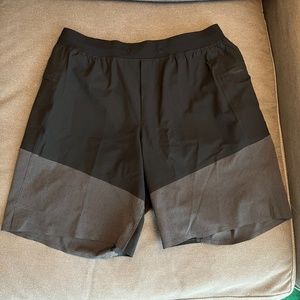 Lululemon Train to Beach Short LINED Size Large